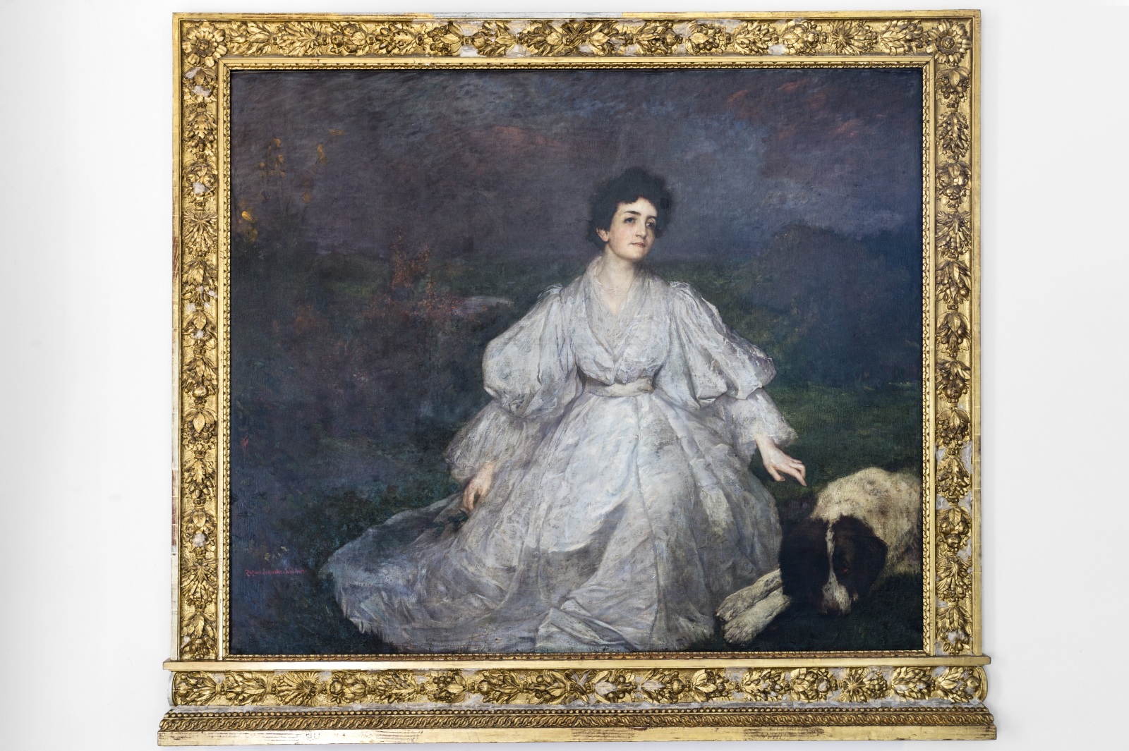 Das Gemälde zeigt Clara Rosenthal als Ganzfigur in einem weißen Kleid auf einer Wiese vor dunkelblau bis violettem Himmel sitzend. Neben ihr liegt ein Bernhardiener mit schwarz-weißen Fell.