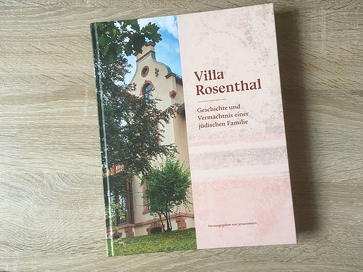 Buch "Villa Rosenthal. Geschichte und Vermächtnis einer jüdischen Familie" zugeklappt auf einem Tisch