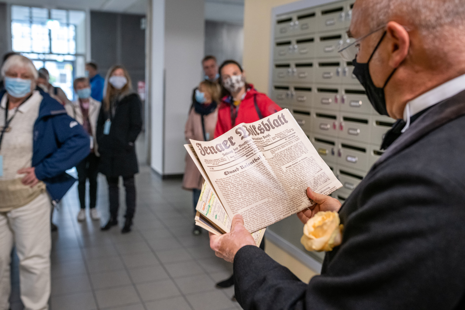 Eine Ausgabe des Jenaer Volksblatt von 1926 wird der Gruppe vorgelesen