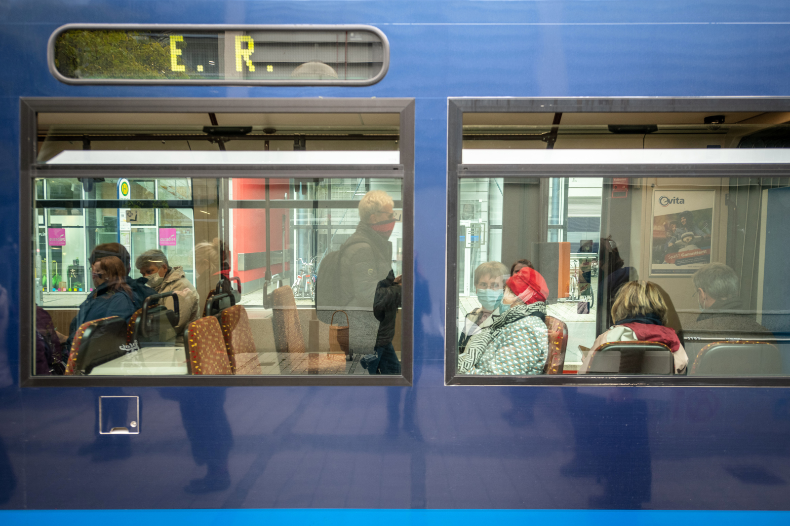 Eine Straßenbahn mit Fahrgästen von außen.