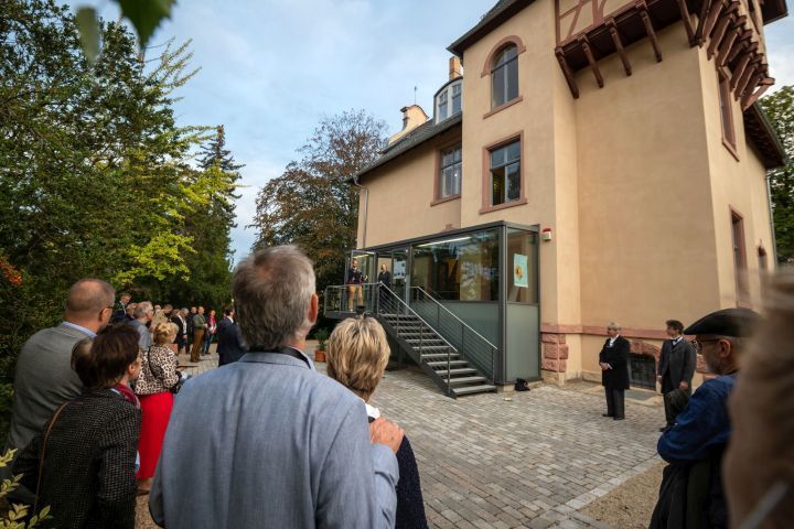 Gäste und Publikum vor der Villa Rosenthal bei der Rede von Jonas Zipf und Prof. Dr. Verena Krieger