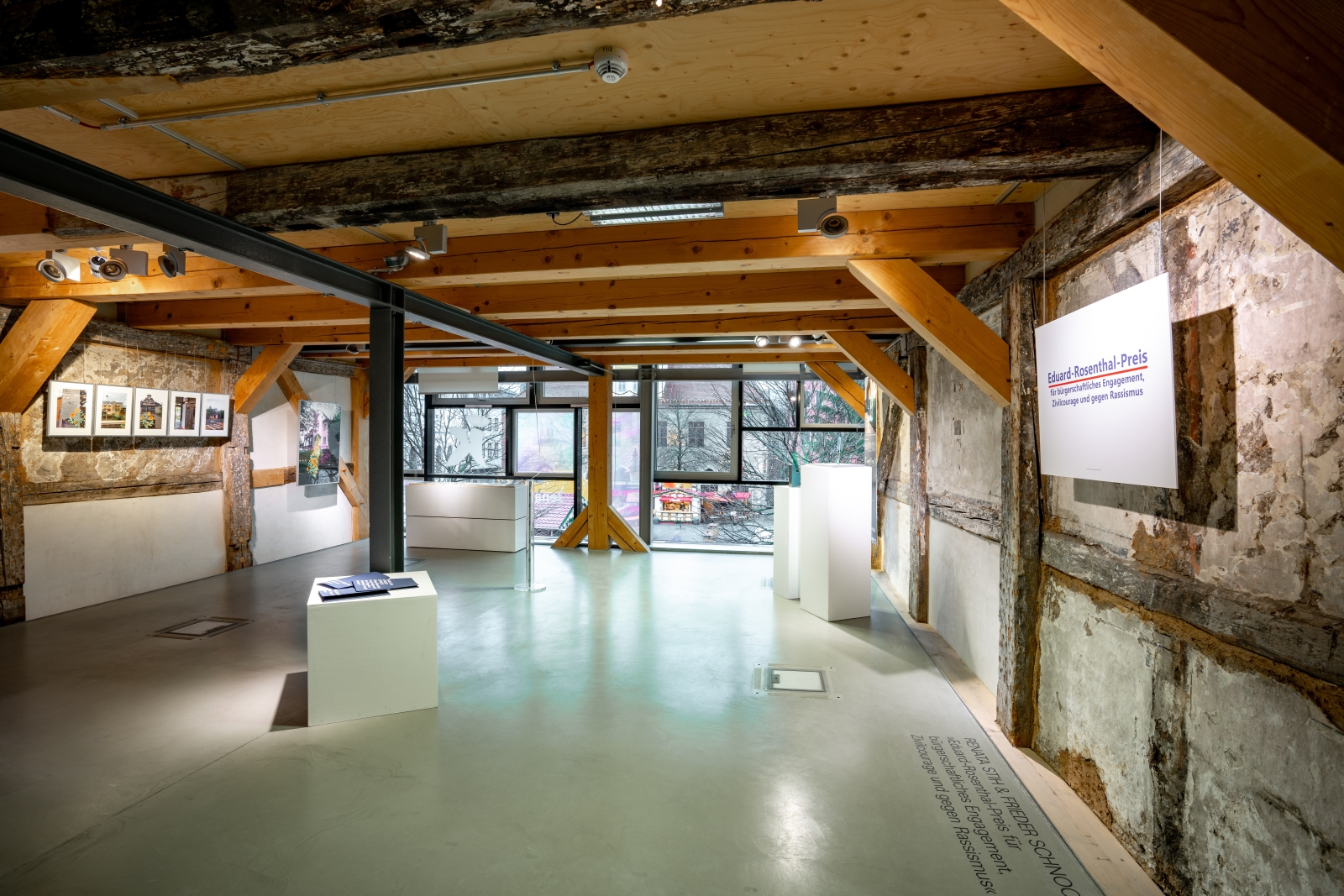 Der Ausstellungsraum des Kunstvereins am Markt in Jena: Das Gebälk des Fachwerks dominiert den Raum, in dem die Exponate zu sehen sind.