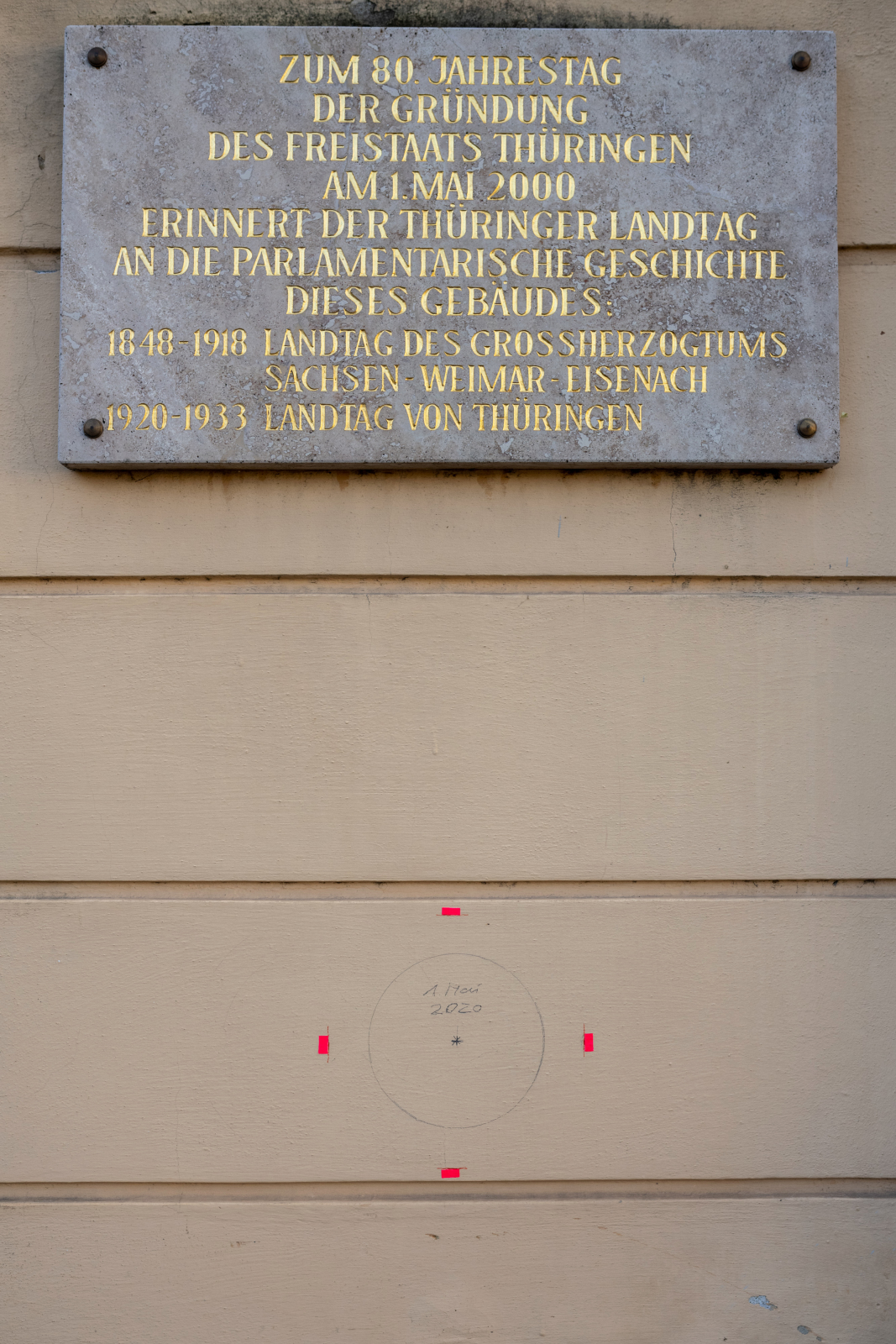 Die Gedenktafel am Fürstenhaus Weimar erinnert an den Sitzt des Parlamentes. Dort steht geschrieben: Zum 80. Jahrestag der Gründung des Freistaats Thüringen am 1. Mai 1920 am 1. Mai 2000 erinner der Thüringer Landtag an die parlamentarische Geschichte dieses Gebäudes.