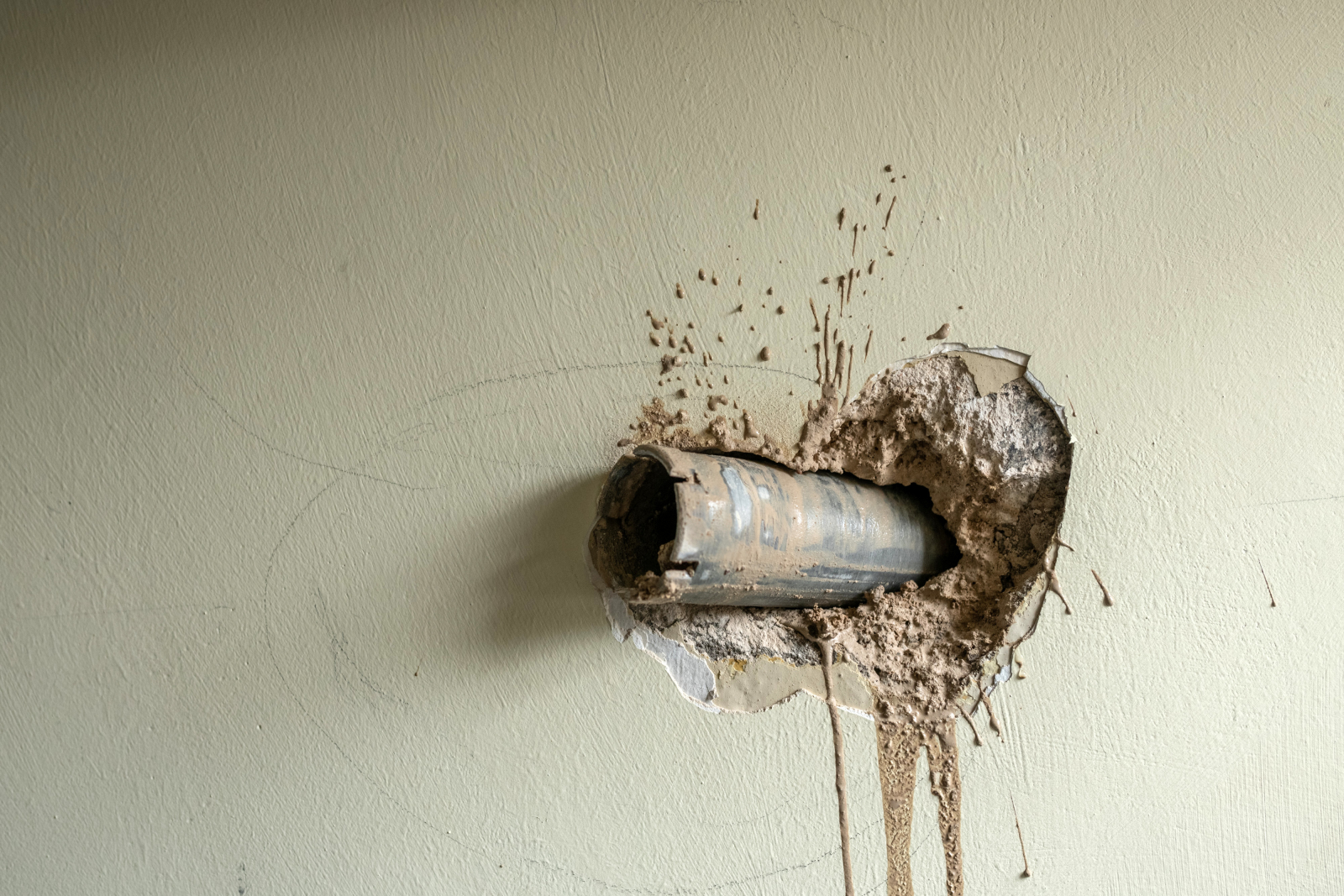 der Bohrer kommt aus der Wand im Innenraum.